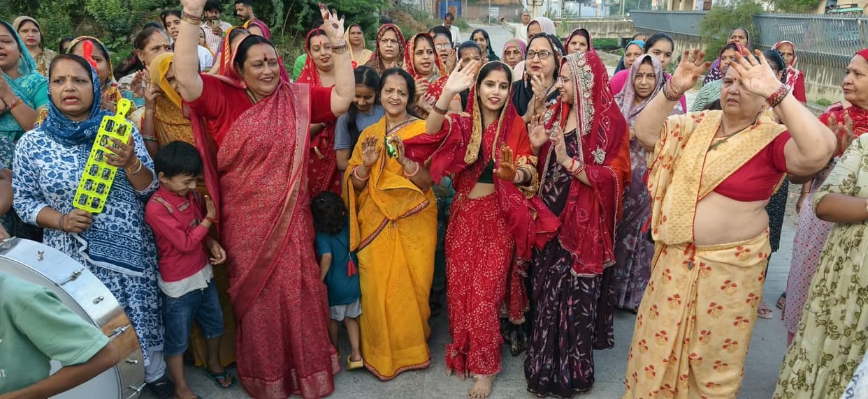 Mishrawada resounded with chants of "Radhe-Radhe."