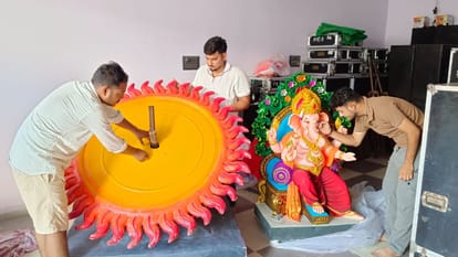 फोटो नंबर-20लाला बाग से आई गणेशजी की प्रतिमा का श्रृंगार करते युवक। संवाद