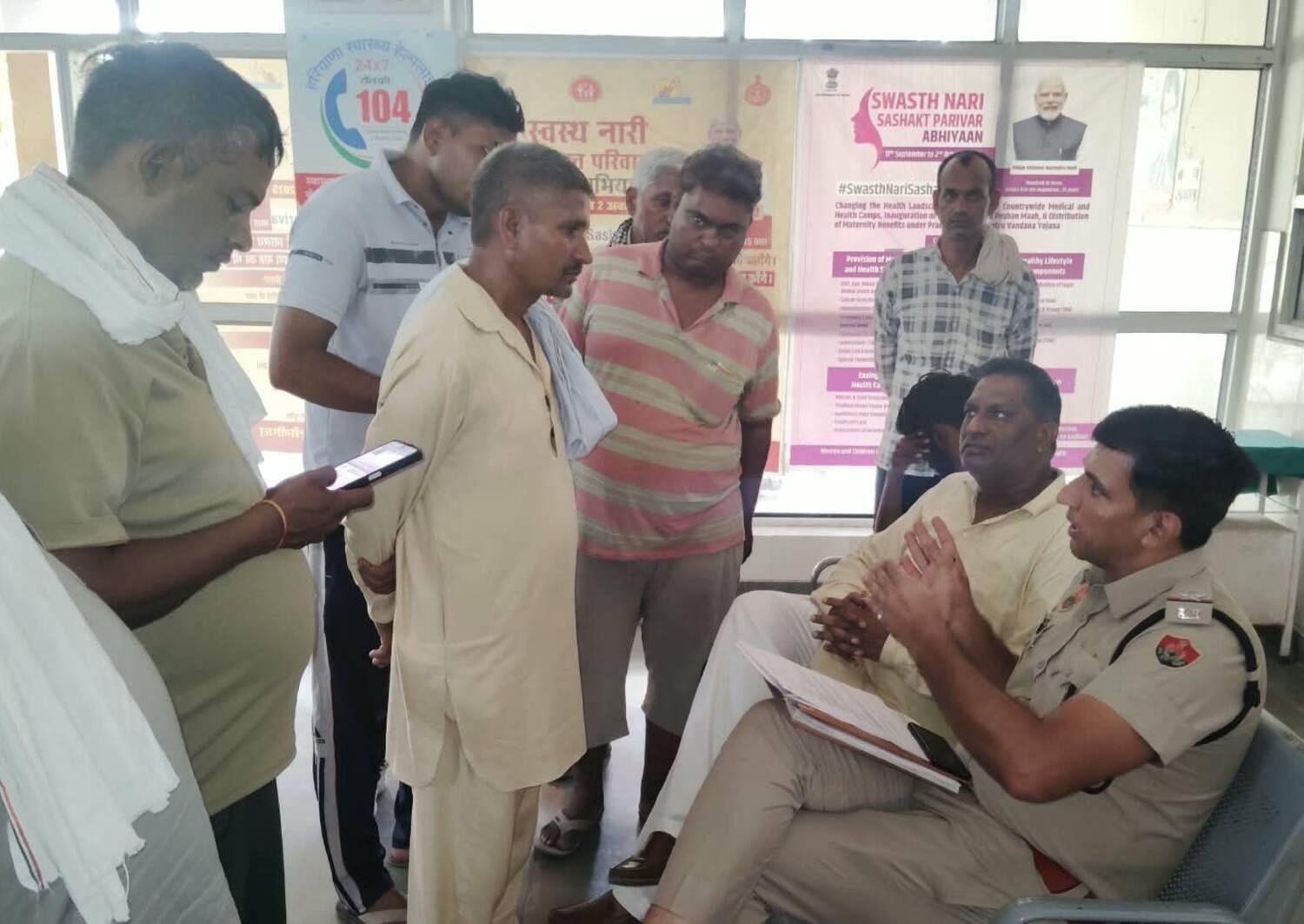 फोटो - नागरिक अस्पताल में हादसे को लेकर कागजी कार्रवाई करते हुए पुलिसकर्मी। संवाद