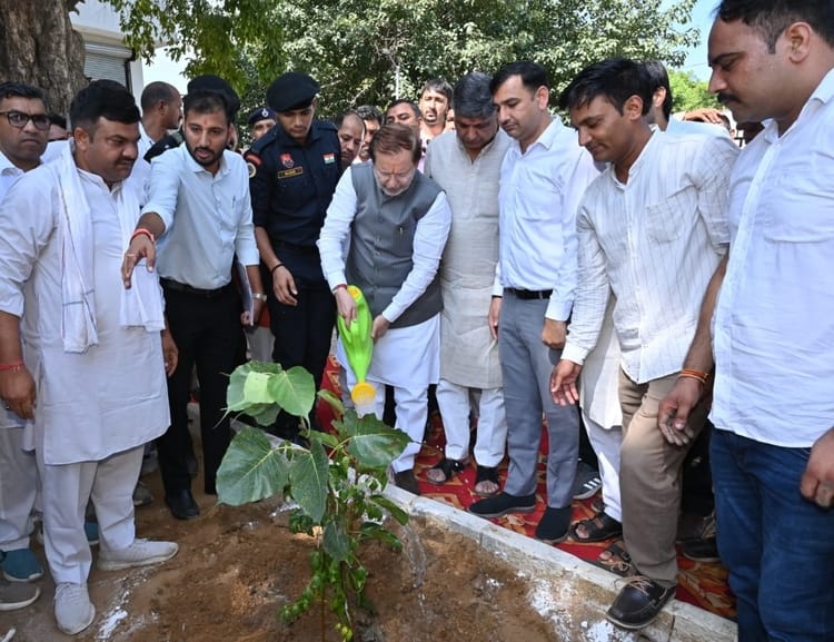 फोटो - सिंचाई विभाग कार्यालय परिसर में पौधरोपण करते हुए कैबिनेट मंत्री डॉ. अरविंद शर्मा। स्रोत 