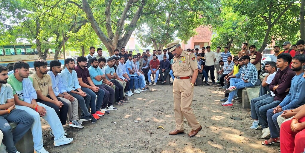 Driver trainees administered a pledge to stay away from intoxicants.