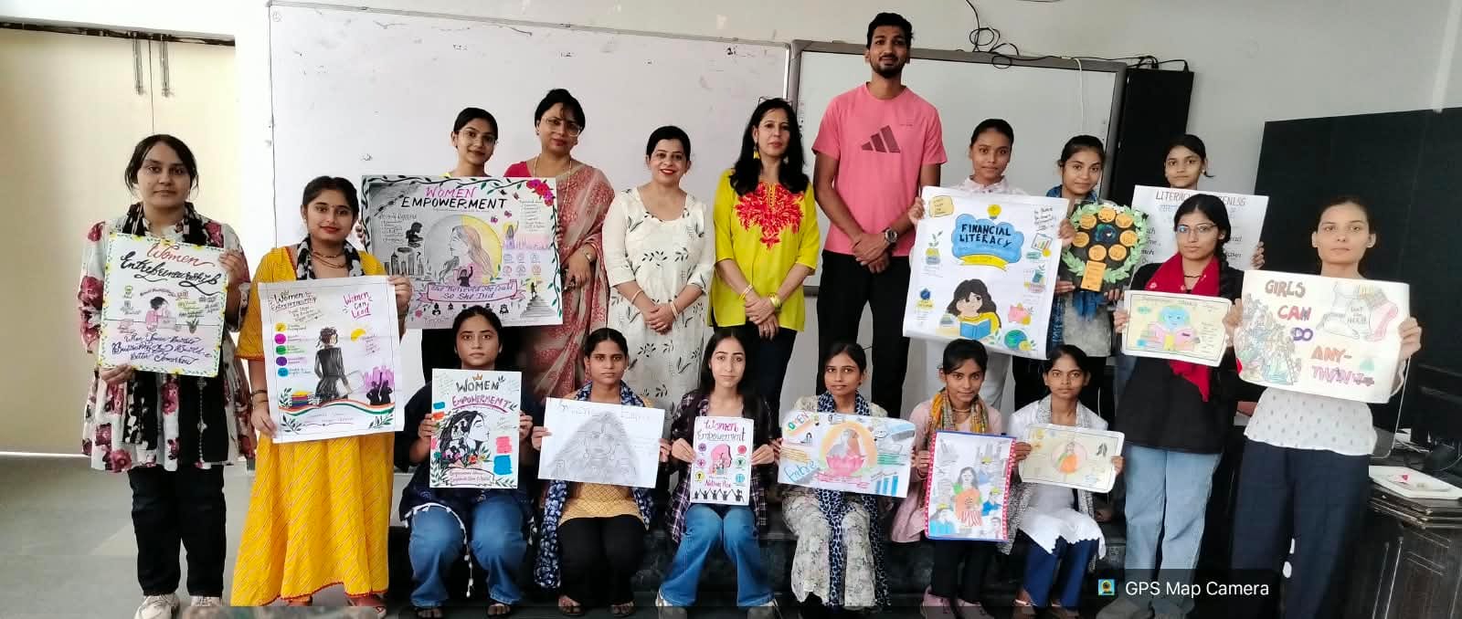 फोटो : सोनीपत के राजकीय महिला महाविद्यालय, सेक्टर-12 में बनाए गए पोस्टरों को दिखाती छात्राओं सं