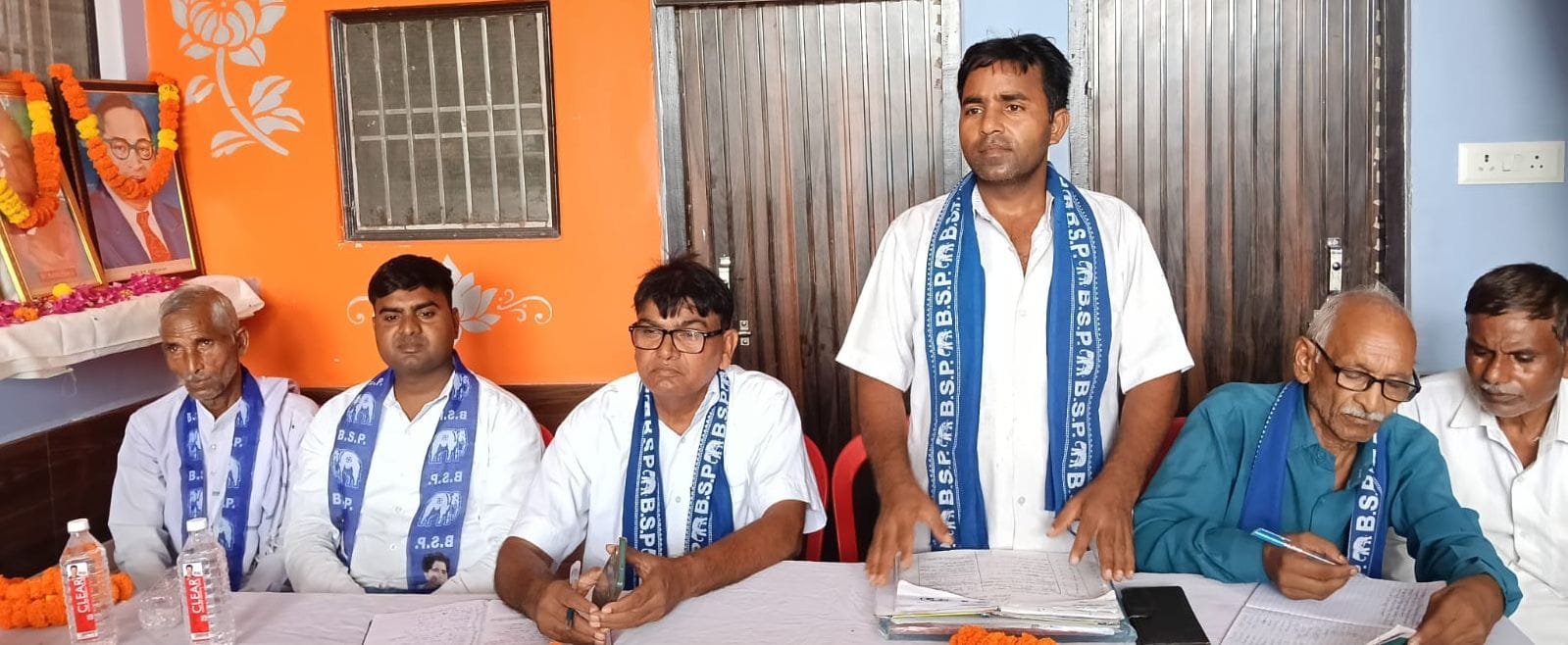 फोटो23अमांपुर विधानसभा के गांव नगला रामचंद्र में आयोजित बसपा की बैठक में मौजूद पदाधिकारी ।स्