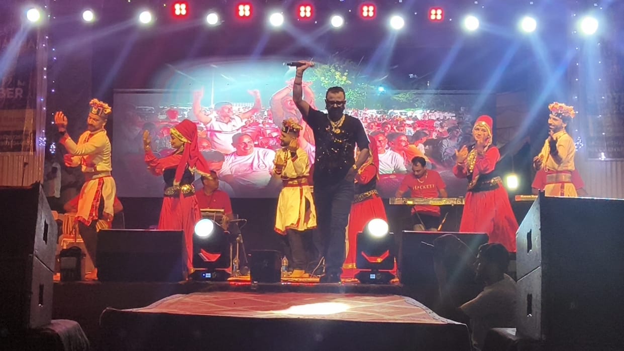 In Barmana Gugga Mela, people danced to the tune of 'Ina Badiya Jo Tudka Laana O Contractor'.