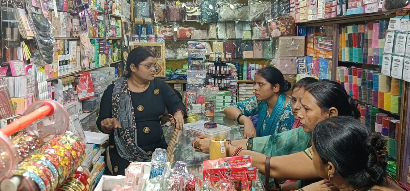 गोपीगंज में तीज की खरीददारी करती महिलाएं। संवाद