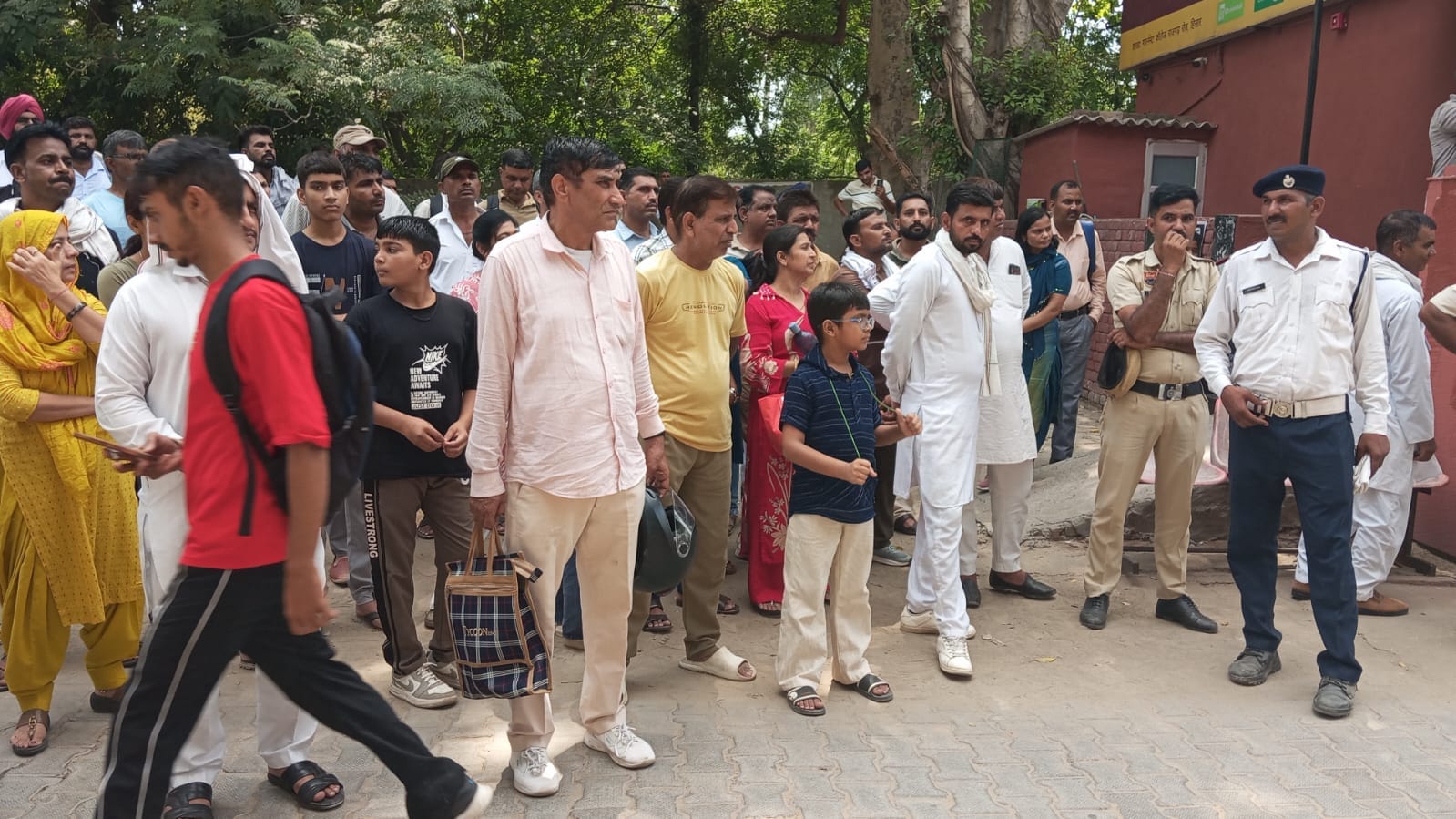 गुरु गोरखनाथजी राजकीय महाविद्यालय में एनडीए परीक्षार्थियों के परिजन। 