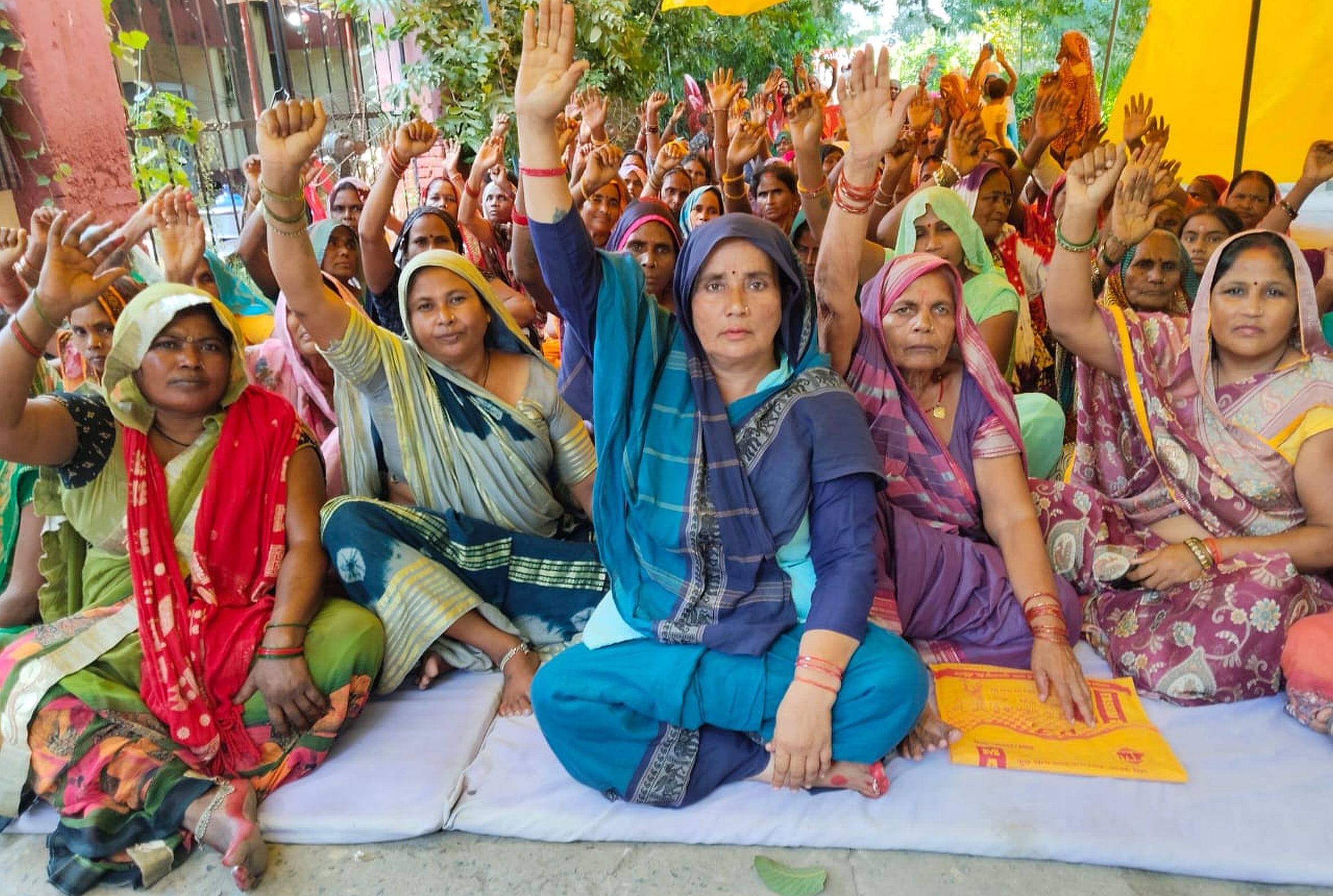 गौरीगंज के सराय भागमानी स्थित अधीक्षण अभियंता कार्यालय के बाहर धरने पर बैठी महिलाएं। -संवाद