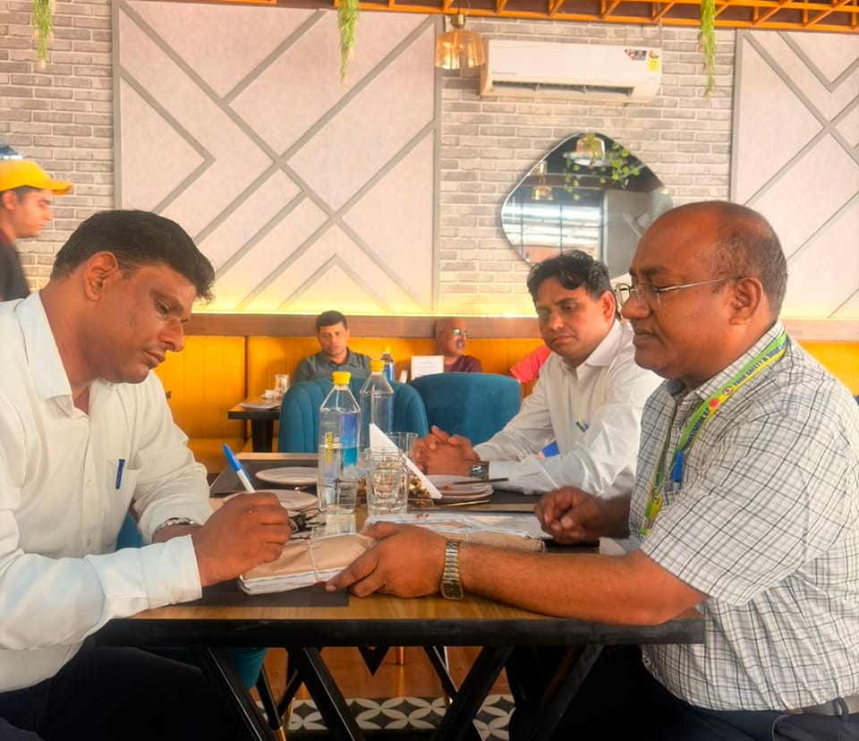 ग्रेटर नोएडा वेस्ट स्थित काला नमक रेस्टोरेंट में कॉफी पीने से युवक की तबियत खराब होने के बाद ज