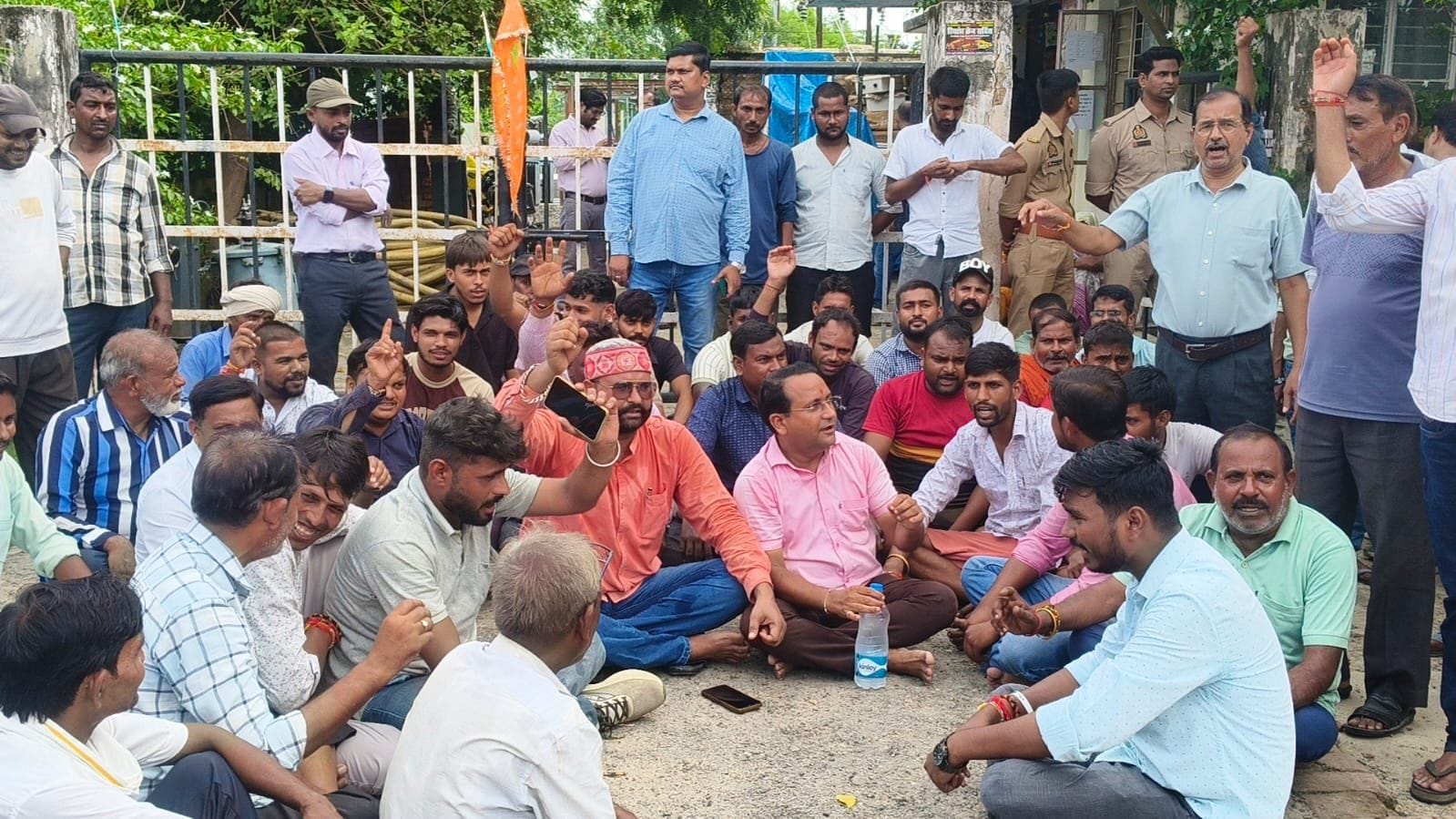 गदागंज उपकेंद्र में शनिवार को बिजली समस्या को लेकर धरना देते व्यापारी। 