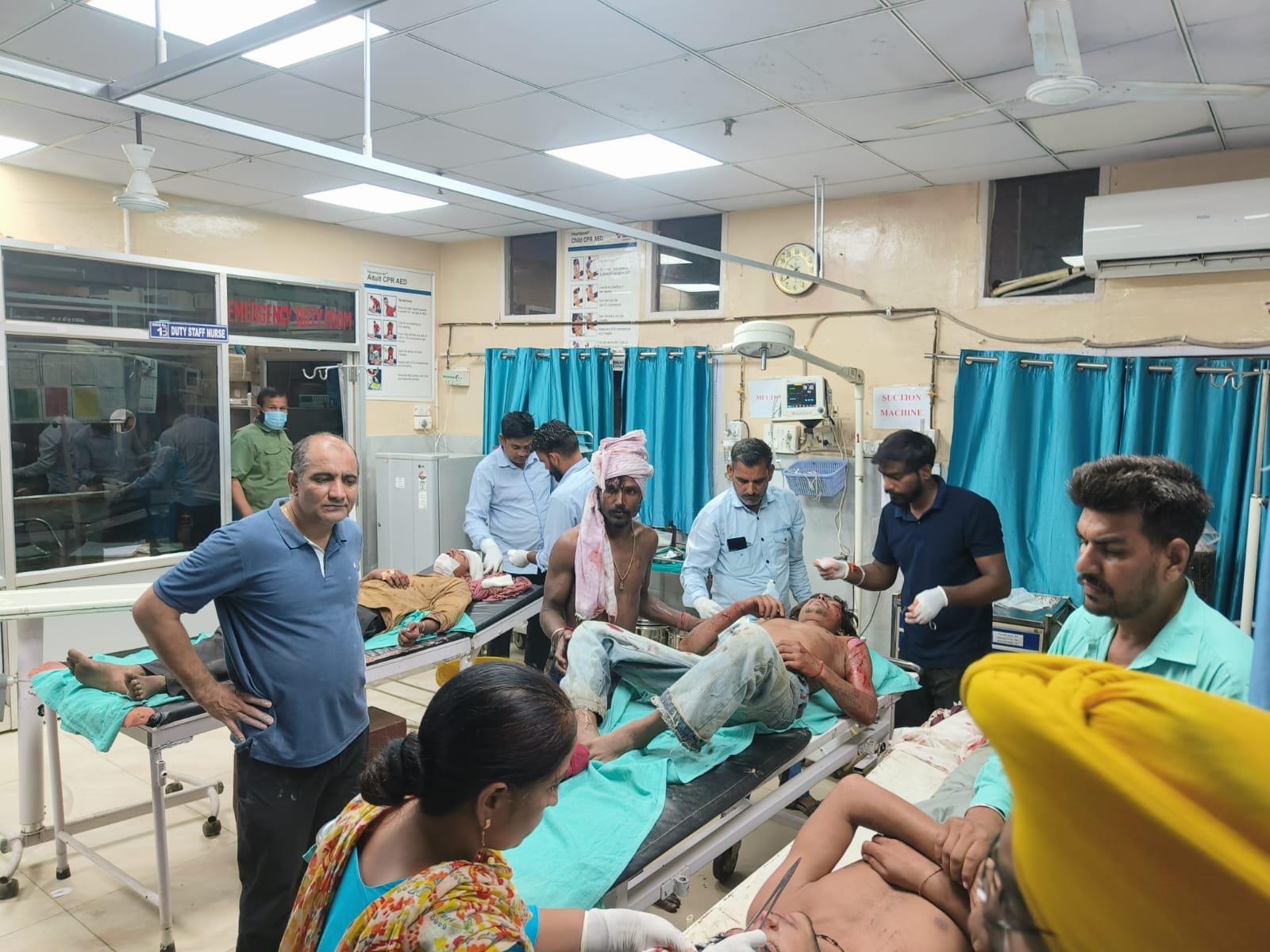 घायलों का उपचार करते हुए चिकित्सक
