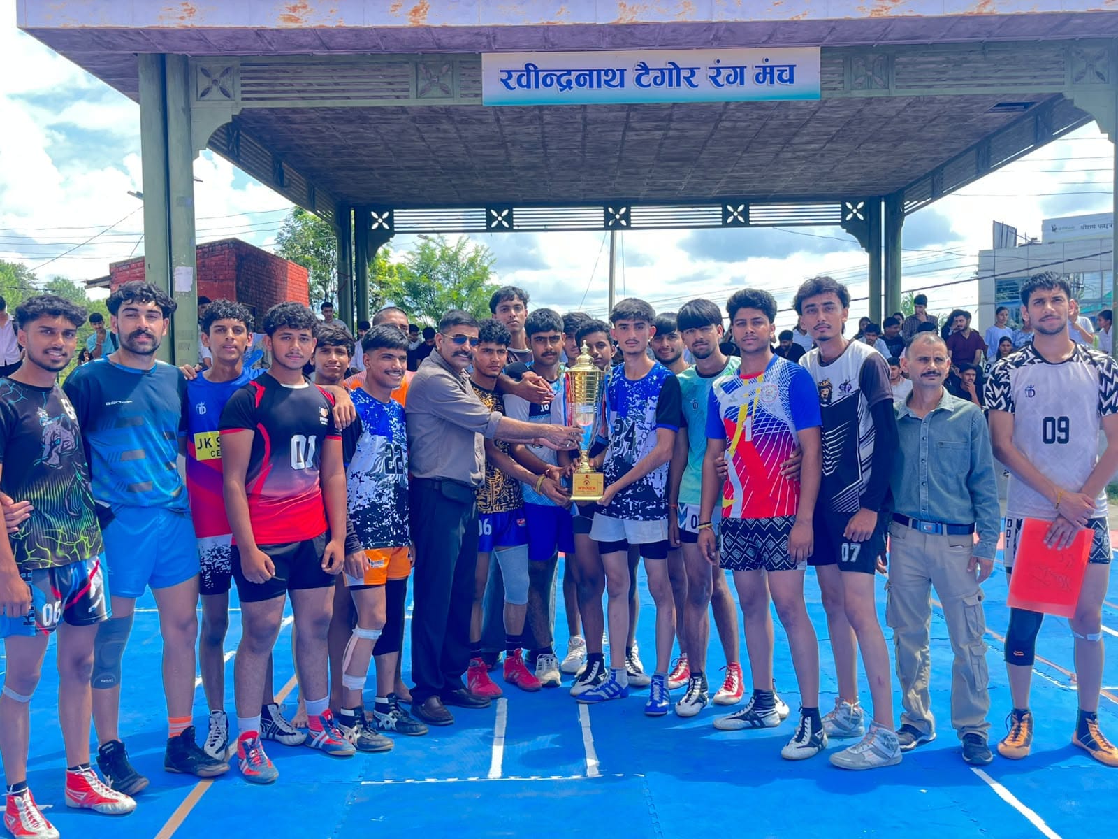 हमीरपुर कॉलेज में आयोजित कबड्डी प्रतियोगिता में विजेता रही टीम को सम्मानित करते शारीरिक शिक्षा 