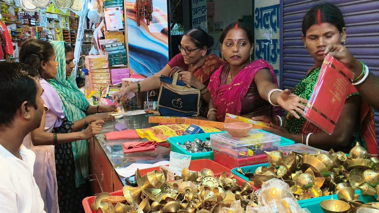 Muzaffarpur Bihar news :crowds thronged markets for hartalika teej brisk buying of worship materials