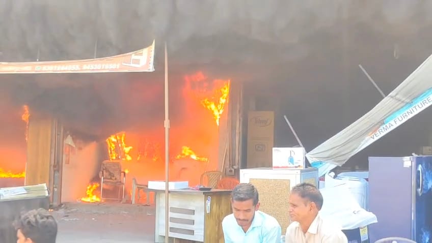 इलेक्ट्रानिक शोरूम में लगी आग। स्रोत वीडियोग्रैब