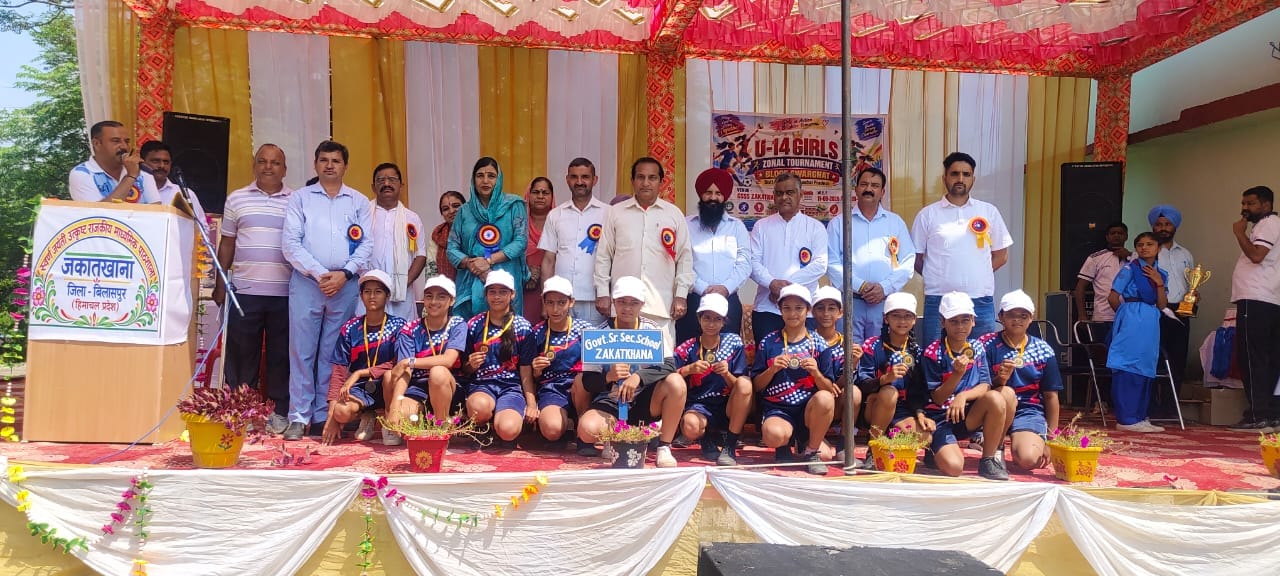 जकातखाना स्कूल में आयोजित खंड स्तरीय खेलकूद प्रतियोगिता में विजेता खिलाड़ियों को सम्मानित करते 