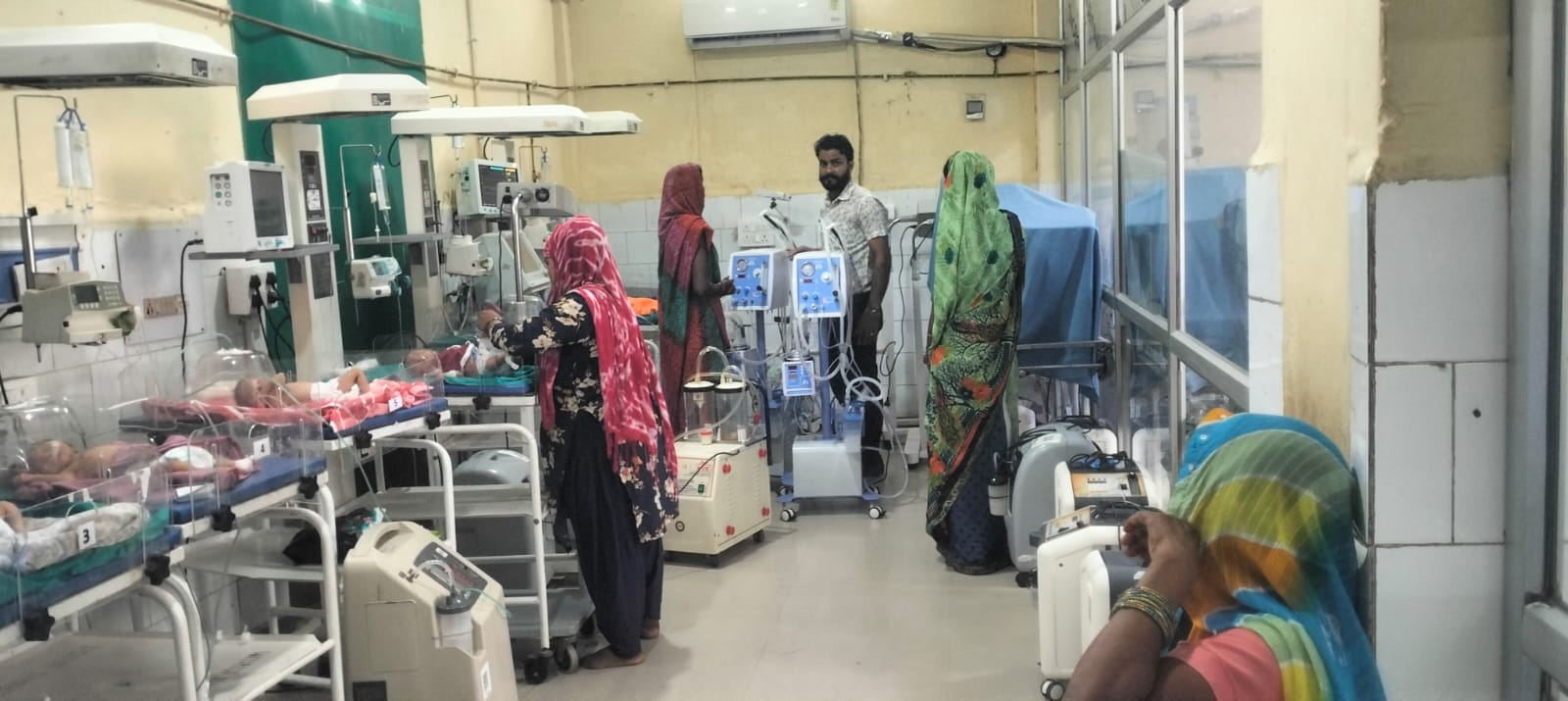 जिला अस्पताल के एसएनसीयू वार्ड में भर्ती नवजात