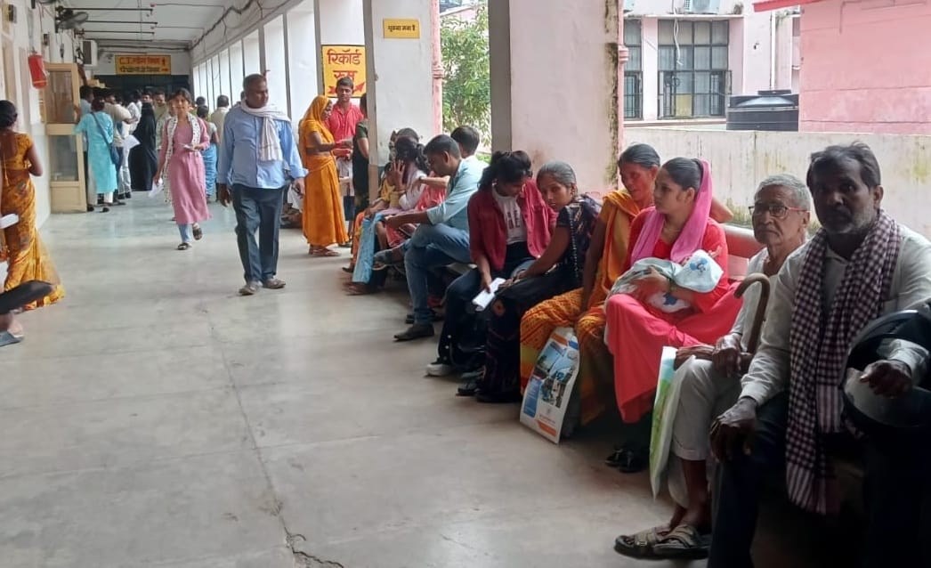 जिला अस्पताल में बिना मास्क के घूमते लोग। संवाद