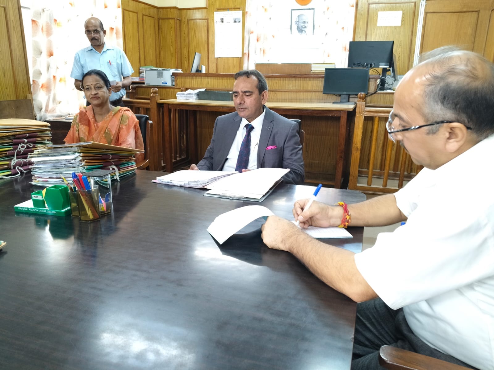 जिला न्यायिक परिसर हमीरपुर में राष्ट्रीय लोक अदालत की अध्यक्षता करते जिला एवं सत्र न्यायाधीश और