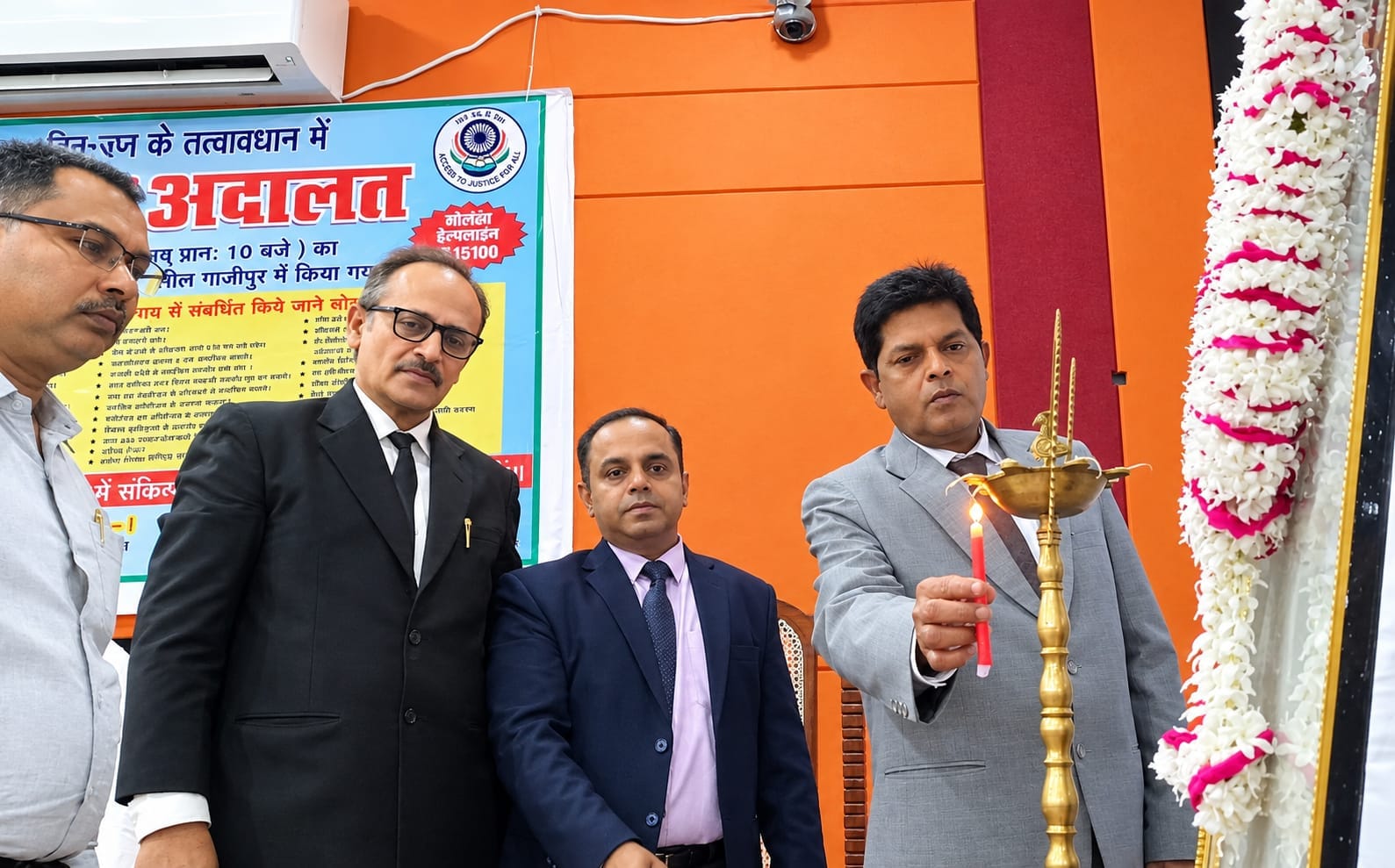 जनपद न्यायालय के दसकक्षीय सभागार में दीप प्रज्वलित कर राष्ट्रीय लोक अदालत का शुभारंभ करते जिला 
