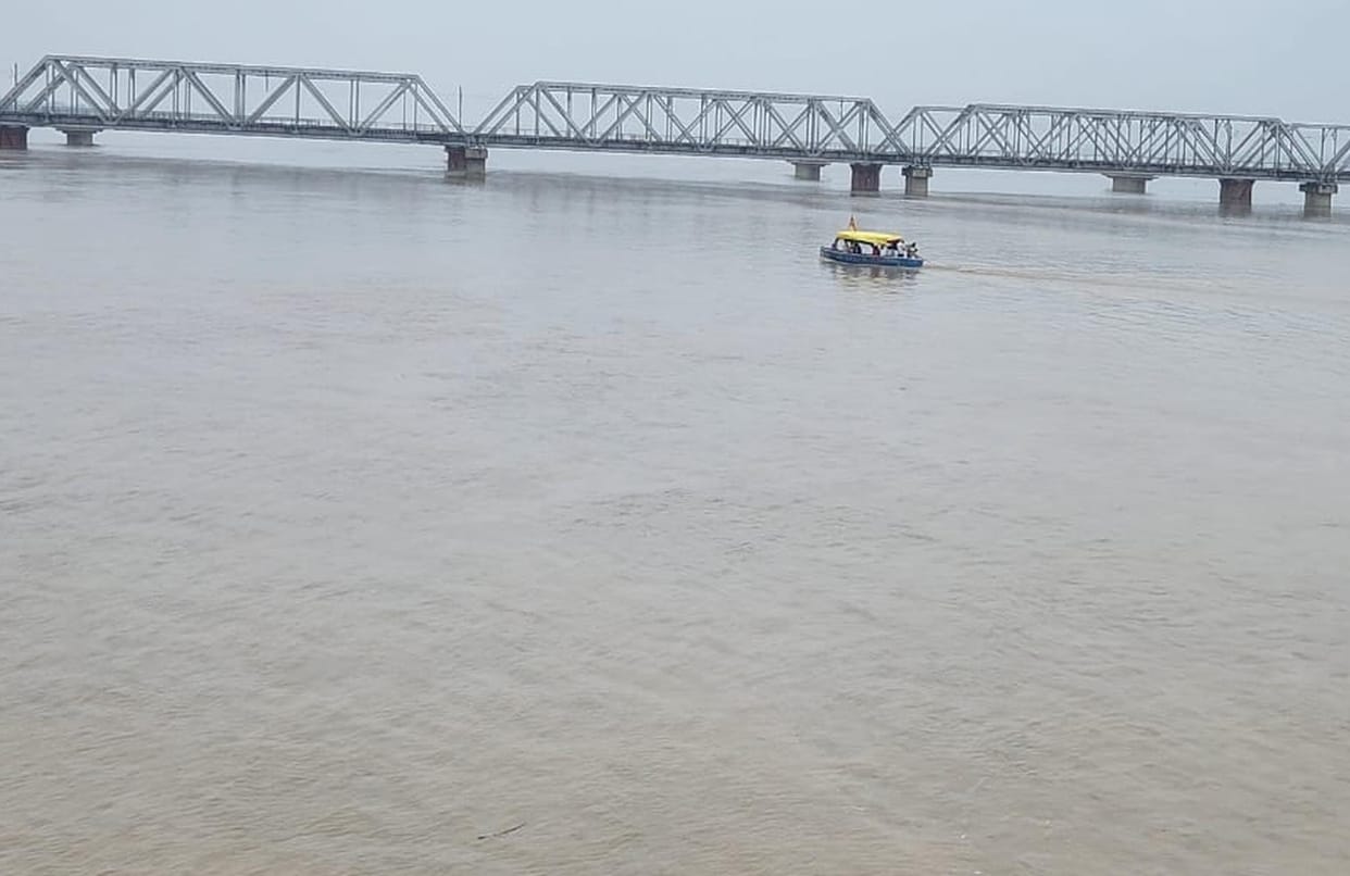 Saryu water level reaches 3 cm below the red mark at Elgin Bridge.