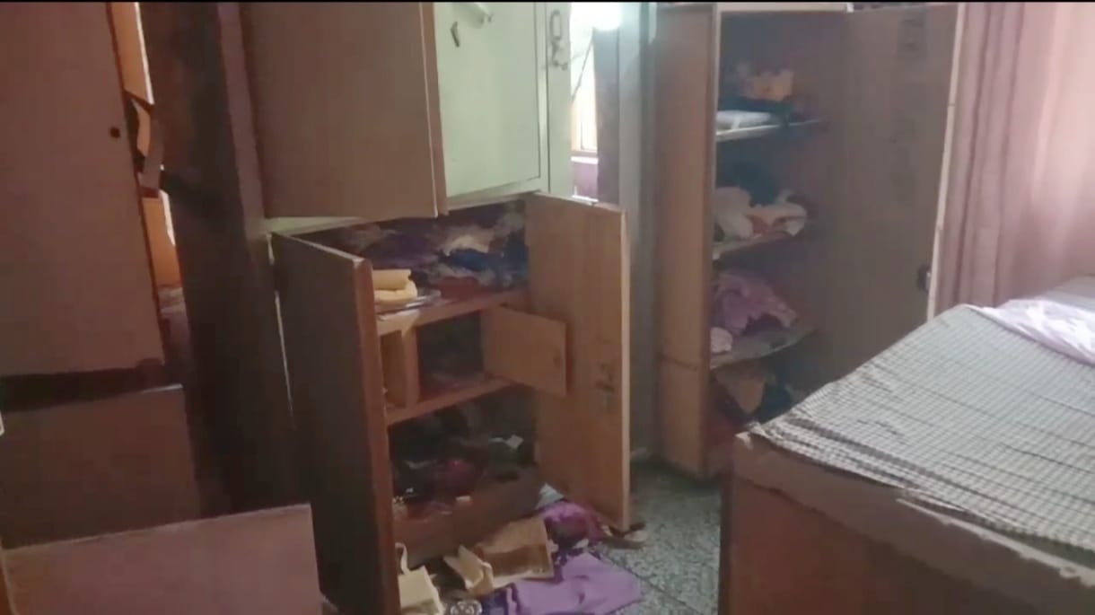 जवाली के पनालथ पंचायत के हरसर बाजार के पास एक घर में चोरों ने बिखेरा सामान। जागरूक पाठक