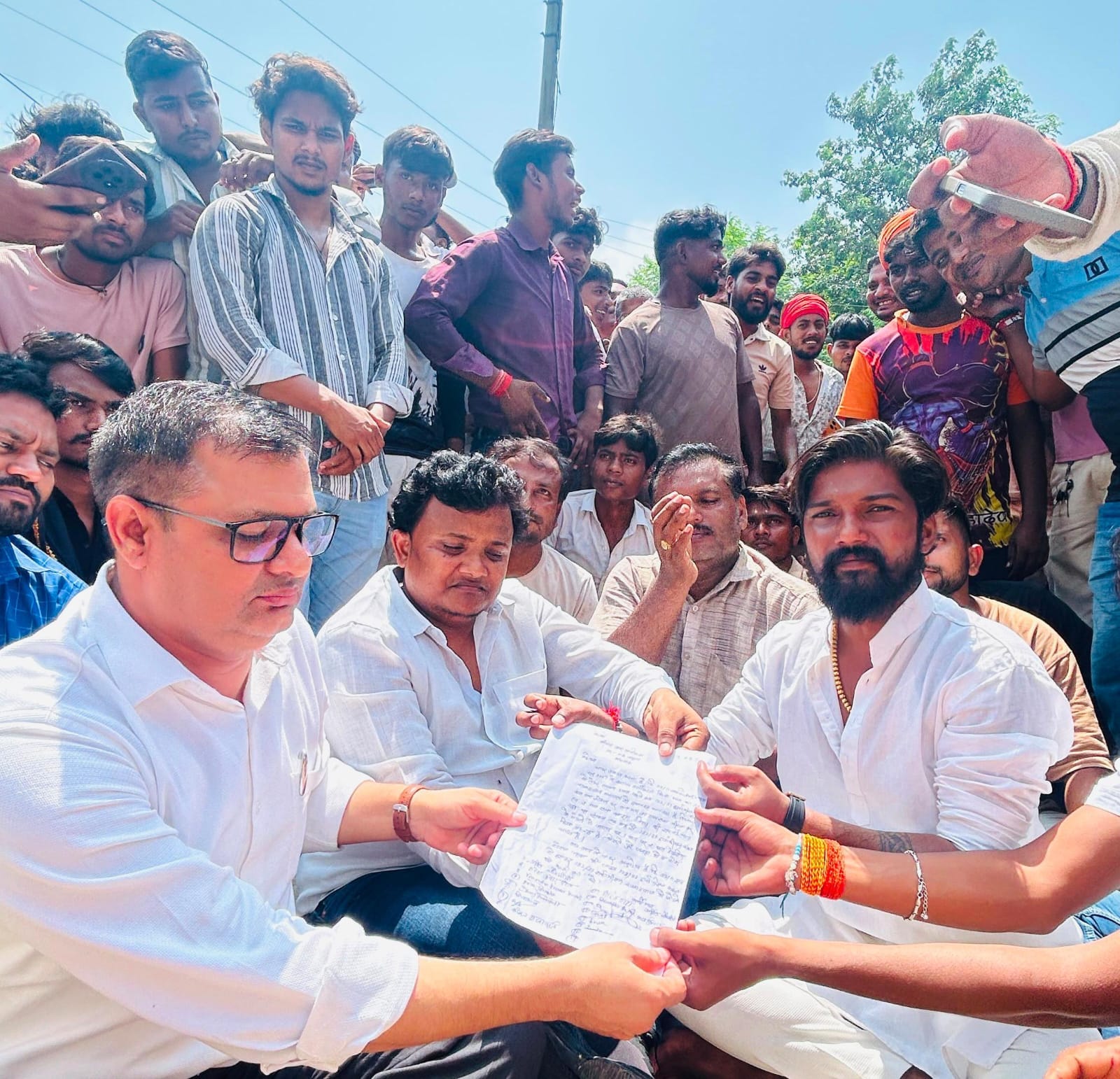 कछवां एसडीओ को पत्रक सौंपते उपभोक्ता, स्रोत संवाद