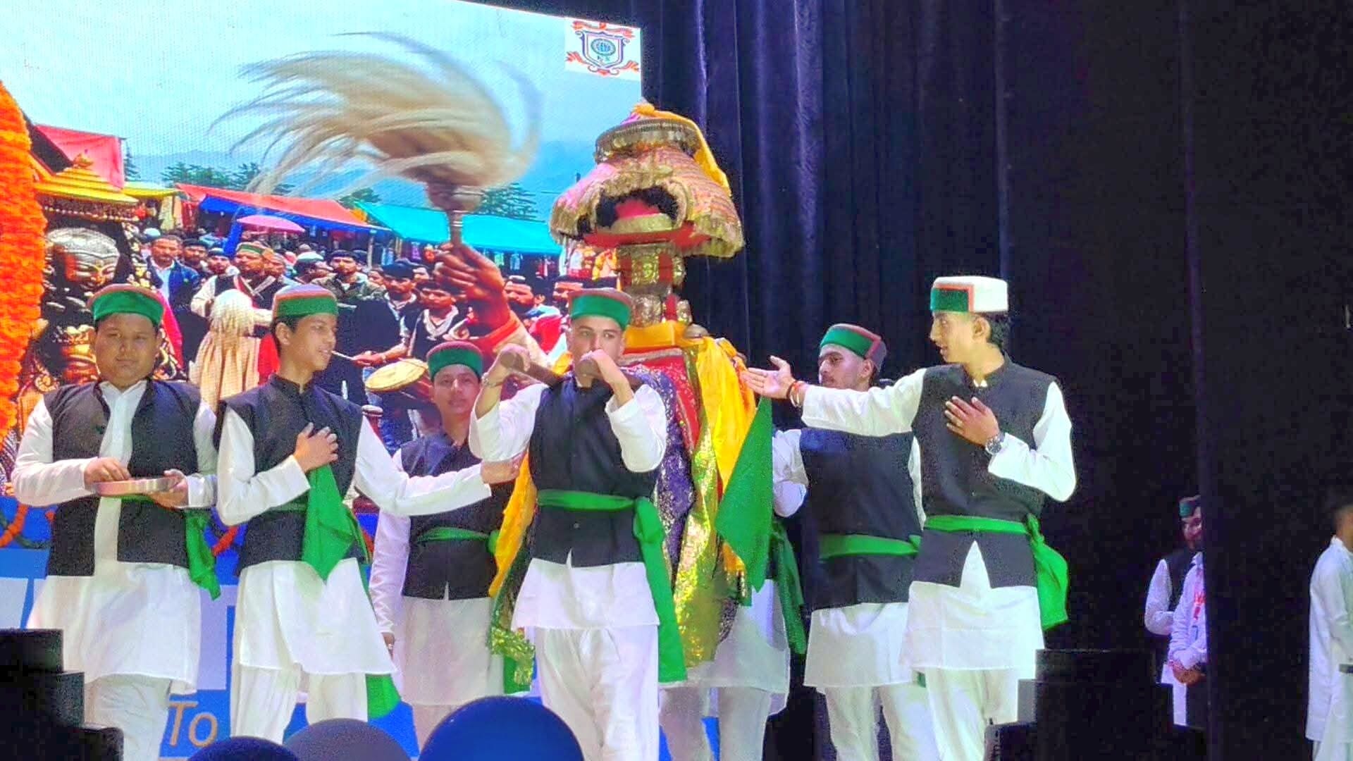 कुल्लू में कांवेट स्कूल वार्षिक समारोह के दौरान प्रस्तुति देते स्कूली छात्र-छात्राएं।-संवाद