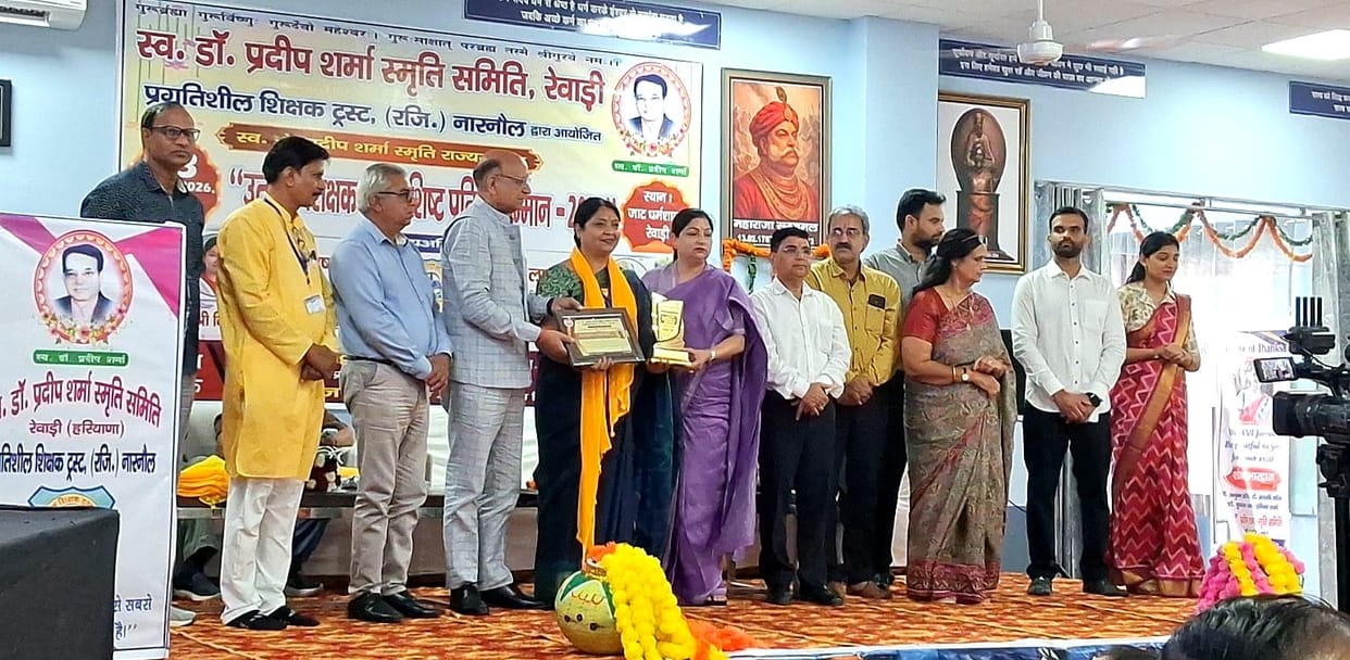 Usha Rustagi honored with the Outstanding Teacher Award.