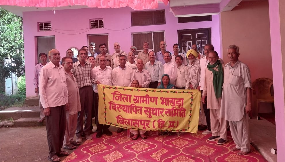 कोटधार क्षेत्र की ग्राम पंचायत मलराओं के गाह-घोड़ी में आयोजित बैठक में मौजूद भाखड़ा विस्थापित।।