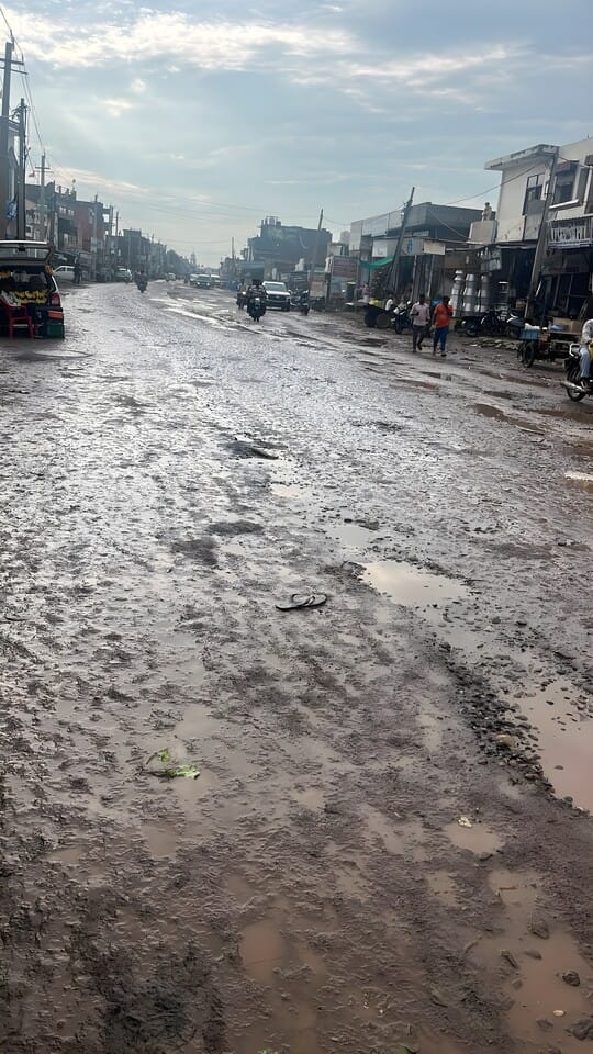 Rain increases farmers' anxiety; shopkeepers troubled by waterlogging on the Kaithal-Asandh road.
