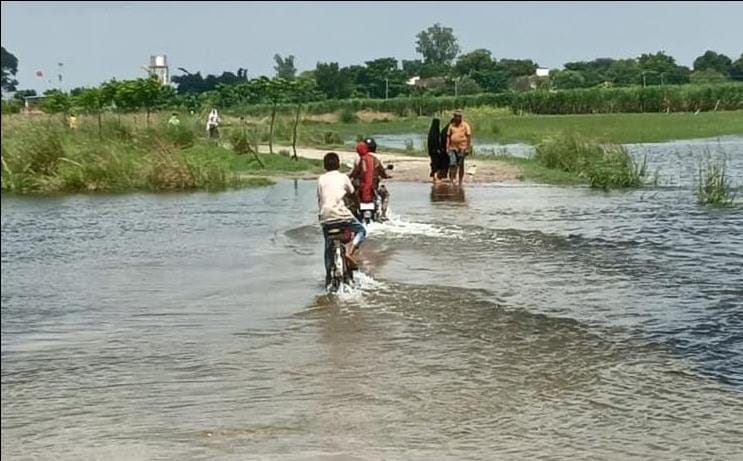 Saryu water level begins to recede; woes persist in Devara.
