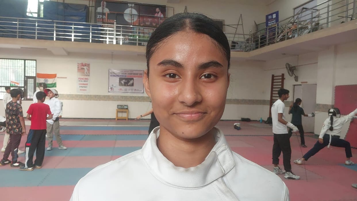 14 players won medals in the state-level fencing competition.