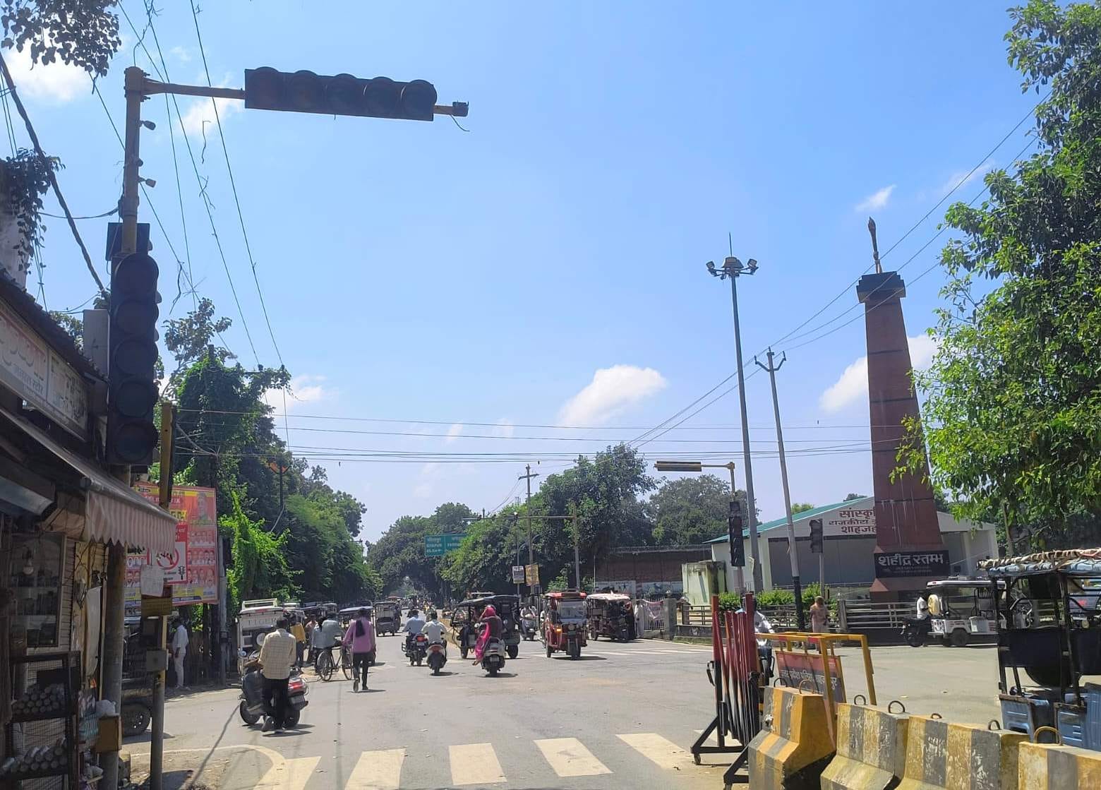 खिरनीबाग चौराहे पर बंद पड़ा आईटीएमएस। संवाद