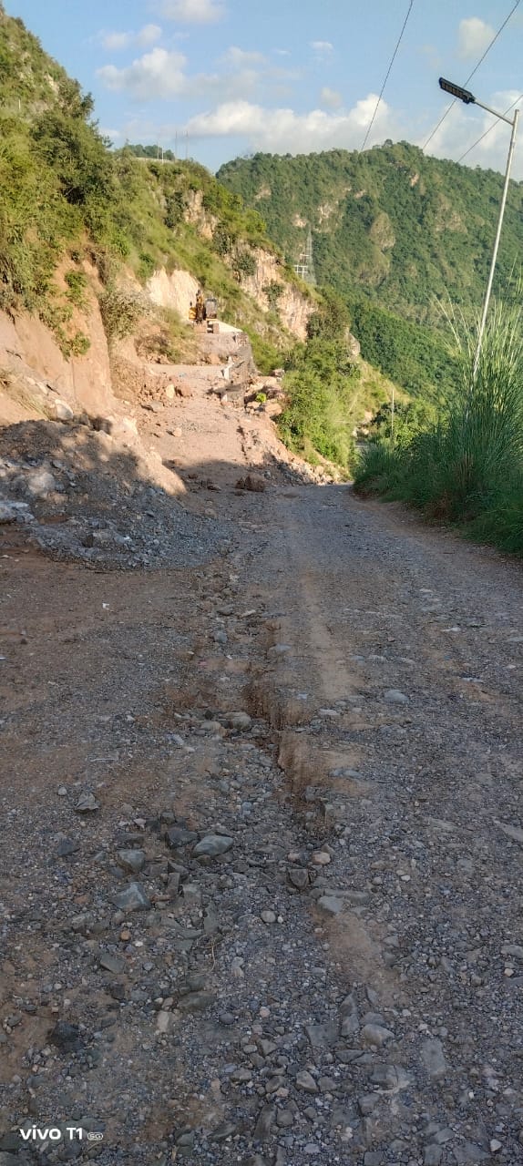 खस्ताहाल संगीरठीं गांव और जालपा माता मंदिर को जाने वाला रोड। संवाद