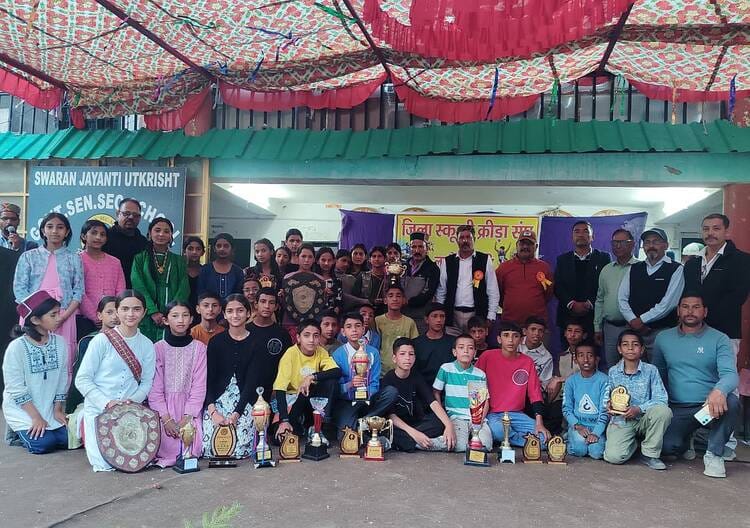 लाहौल के उदयपुर में विजेता टीम पुस्कृत करने के बाद सामुहिक चित्र में।-संवाद