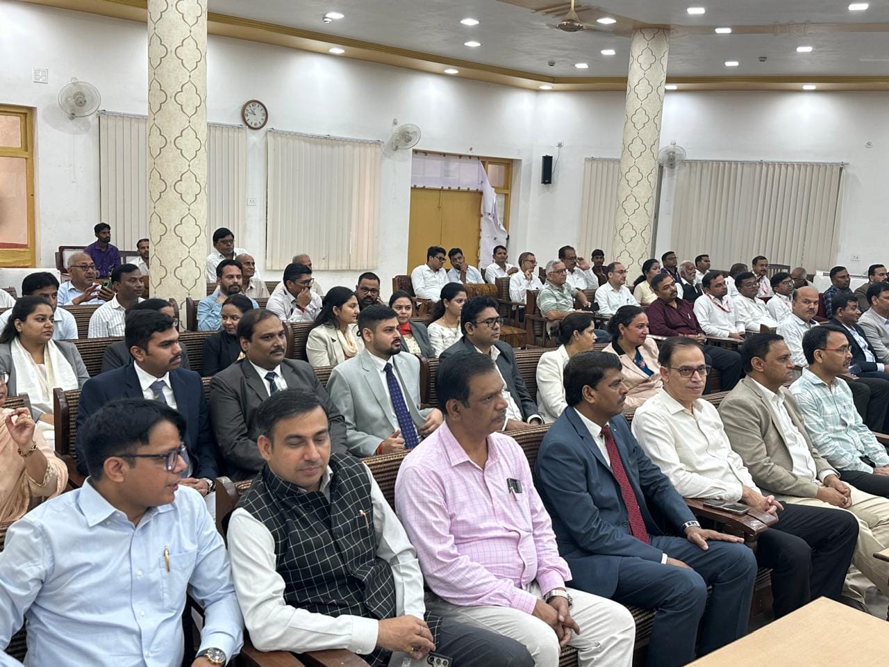 लोक अदालत में उपस्थित लोग। सूचना विभाग