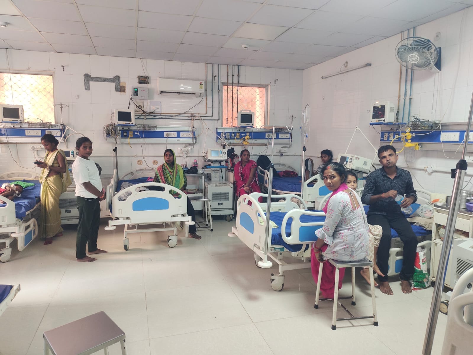 मेडिकल कॉलेज बस्ती के एनआईसीयू में भर्ती बच्चे संवाद