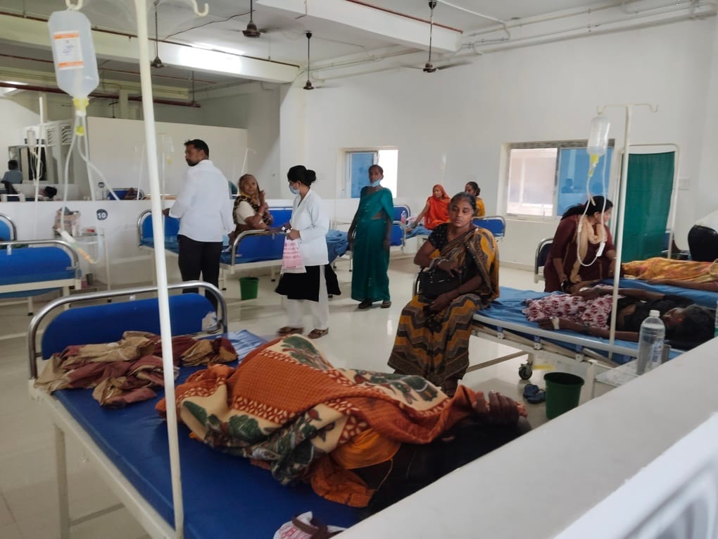 मेडिकल कालेज के वायरल वार्ड में भर्ती मरीज