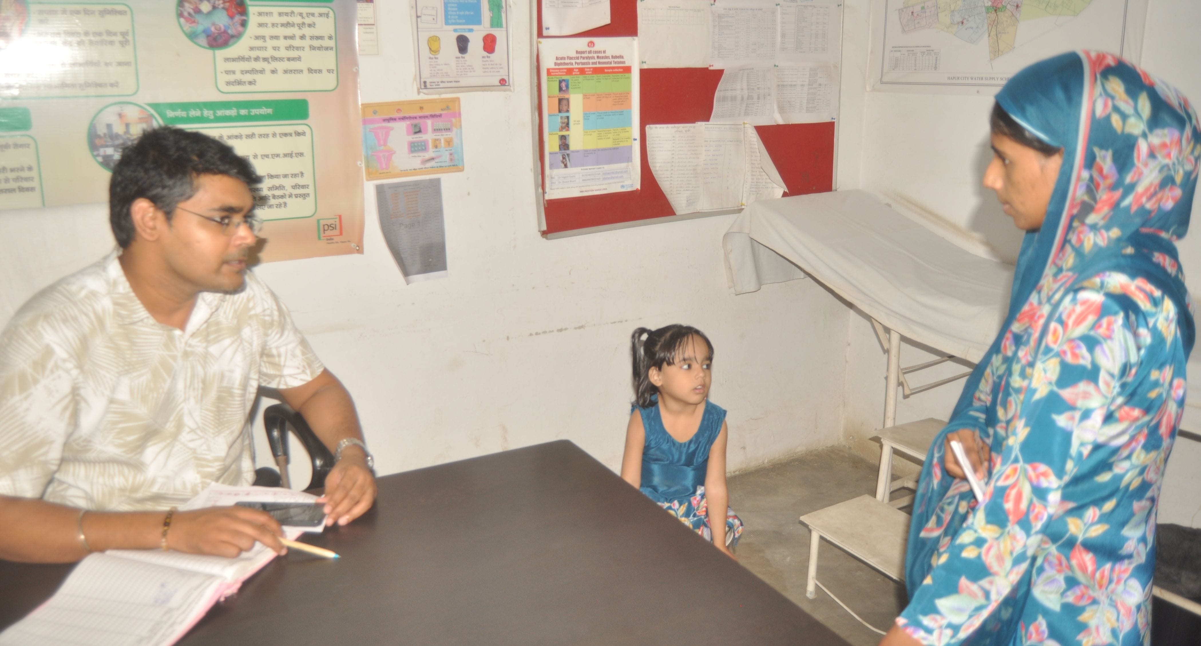 मजीदपुरा स्थित सरकारी अस्पताल में लगे जन आरोग्य मेले में मरीजों का उपचार करते चिकित्सक । संवाद
