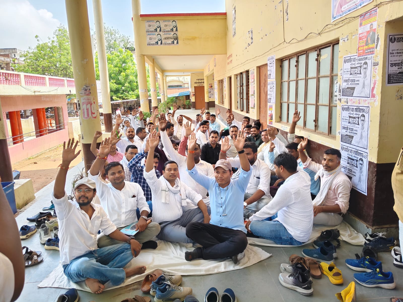मड़ियाहूं तहसील परिसर में  धरना प्रदर्शन करते लेखपाल। संवाद