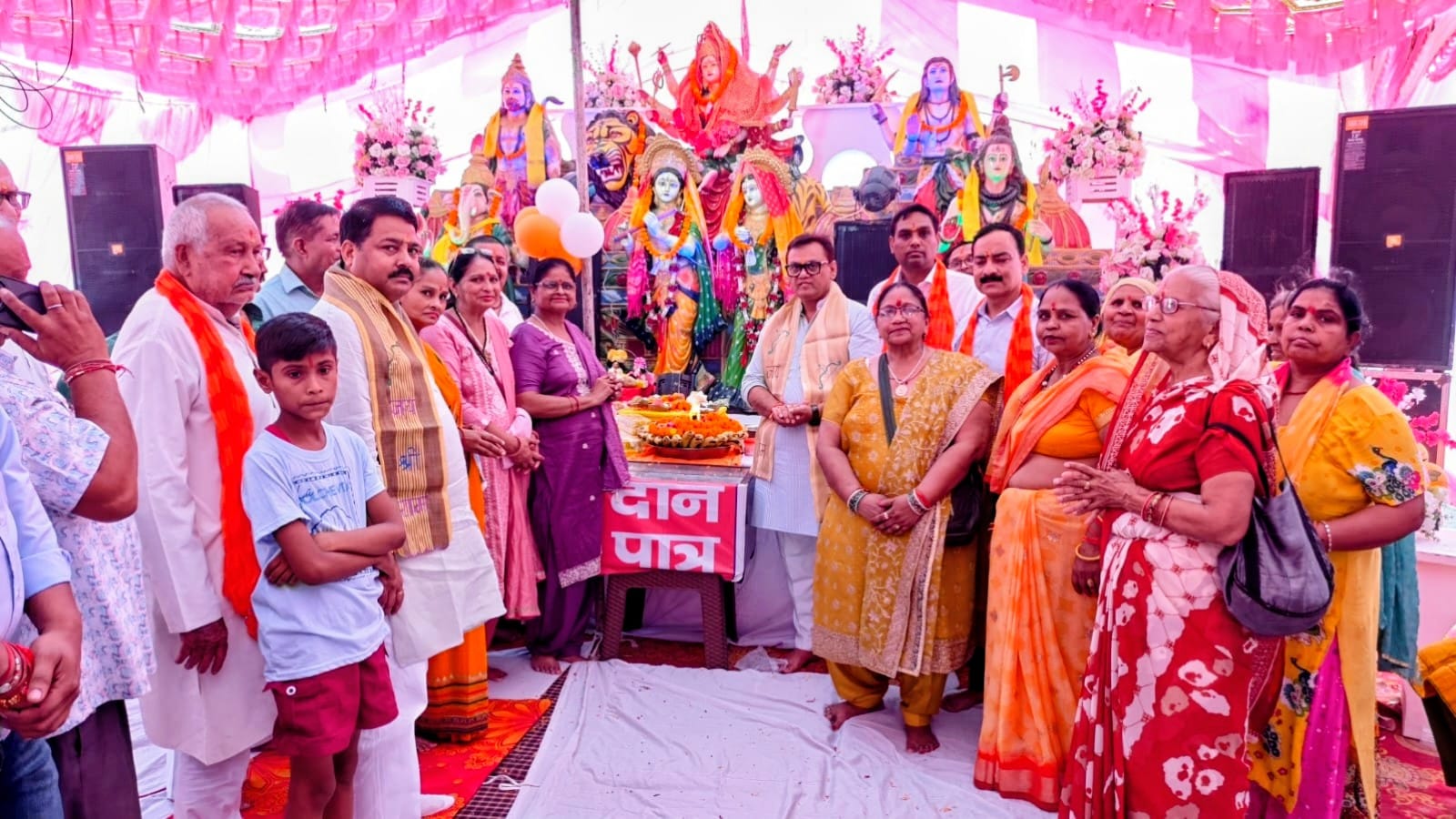 मवाना में कान्हा जी की छठी के कार्यक्रम में राज्य मंत्री दिनेश खटीक पूजन करते हुए स्रोत