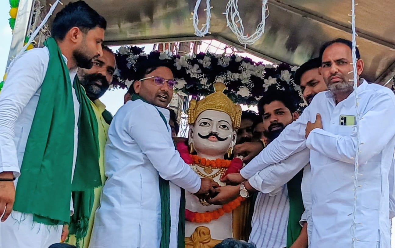 मवाना में मिहिर भोज की प्रतिमा पर माल्यार्पण करते किसान यूनियन के कार्यकर्ता स्रोत संवाद