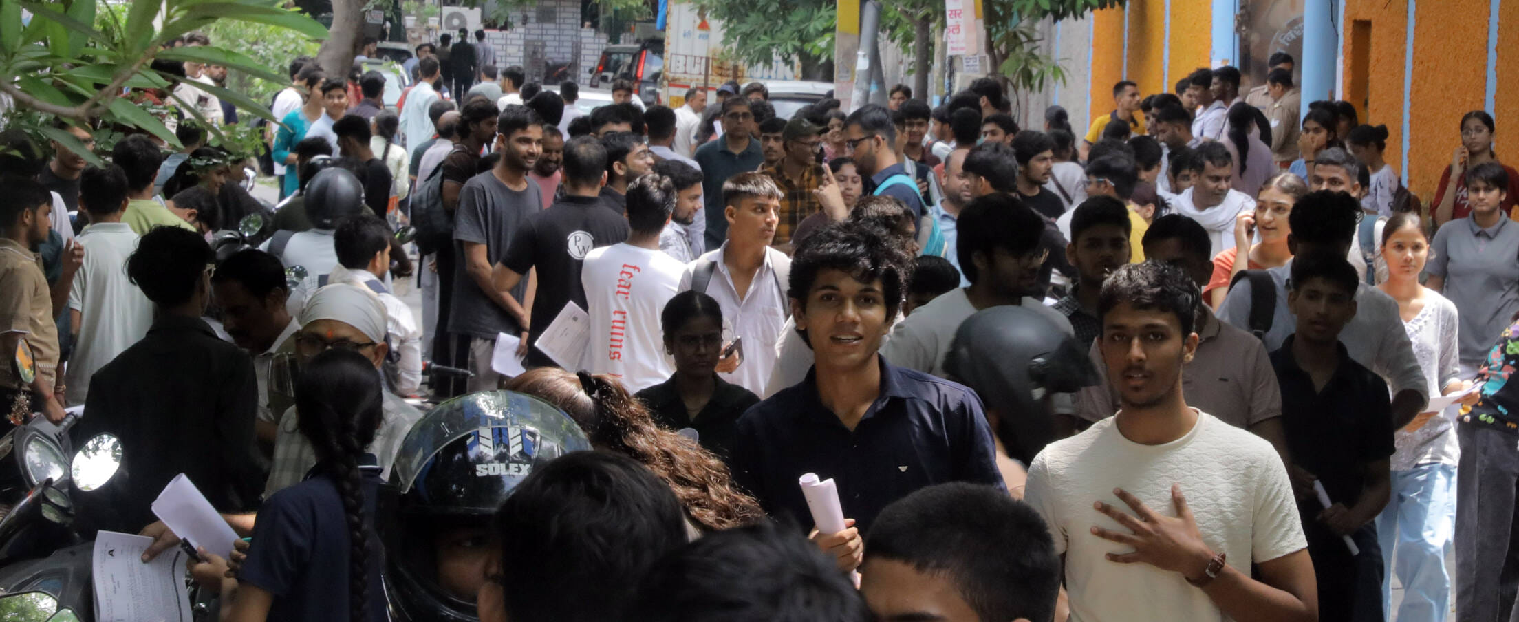 नोएडा सेक्टर 12 भाऊराव देवरस से एनडीए का पेपर देकर निकलते परीक्षार्थी । फोटो अमर उजाला
