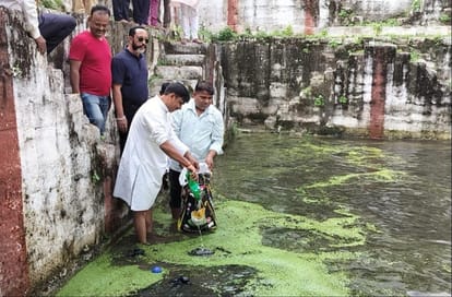 नागकुंड में सफाई करते नगर पालिकाध्यक्ष श्यामसुंदर केसरी व अन्य, सोशल मीडिया