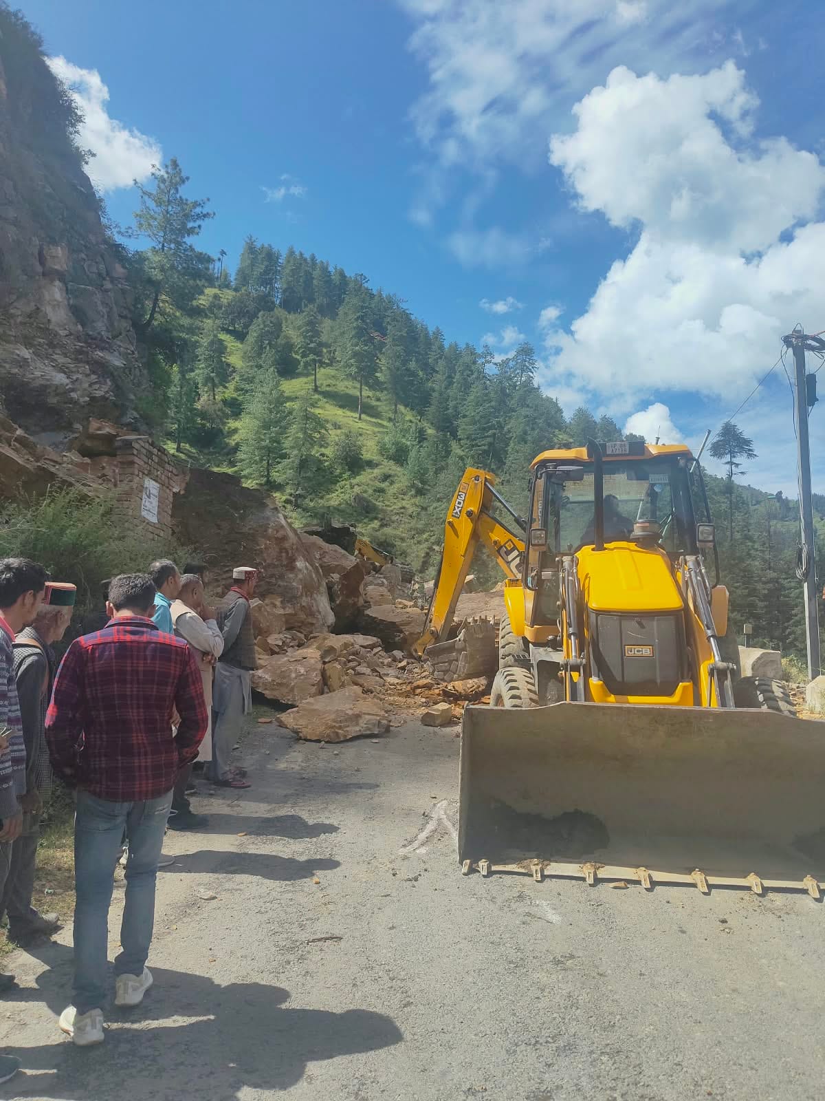 Landslide on Chaupal-Paonta road; traffic halted for three hours; major accident averted