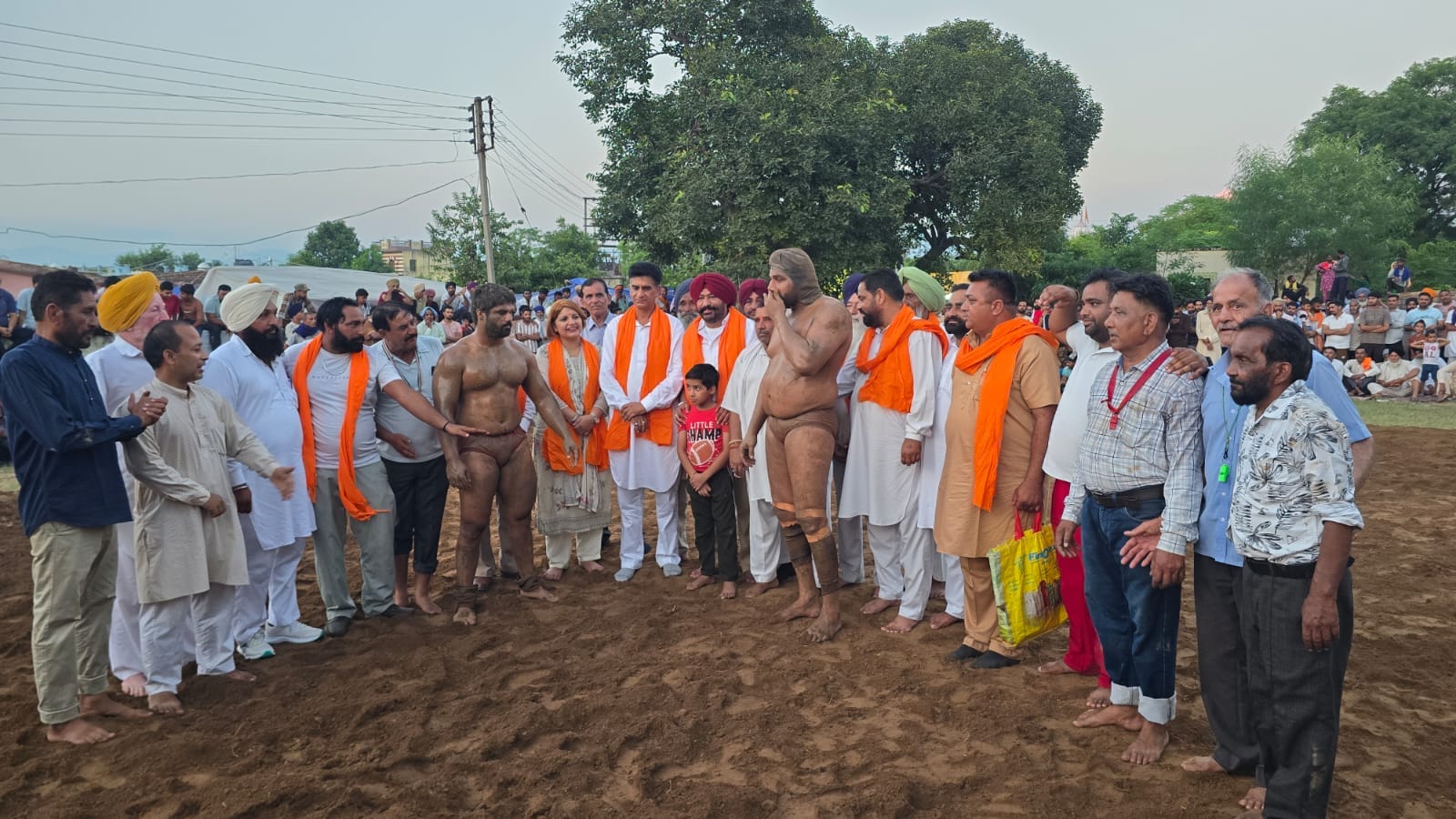 नालागढ़  के  पलासी कलां में आयोजित कुश्ती मेले में फाइनल कुश्ती शुरू करवाते विधायक हरदीप बावा और