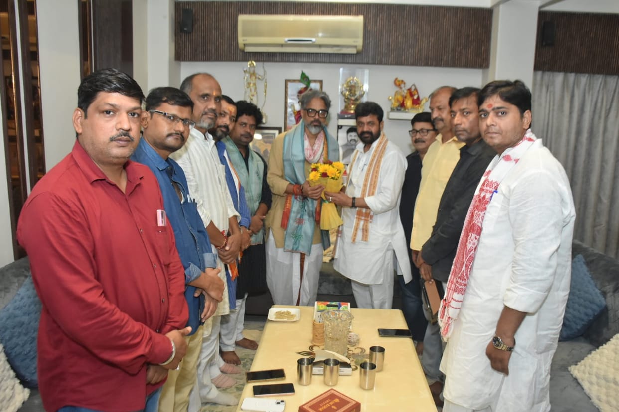 Producer of the film Hanuman Ansh Vishal Chaturvedi and singer Sadhu Tiwari met the Minister of State.