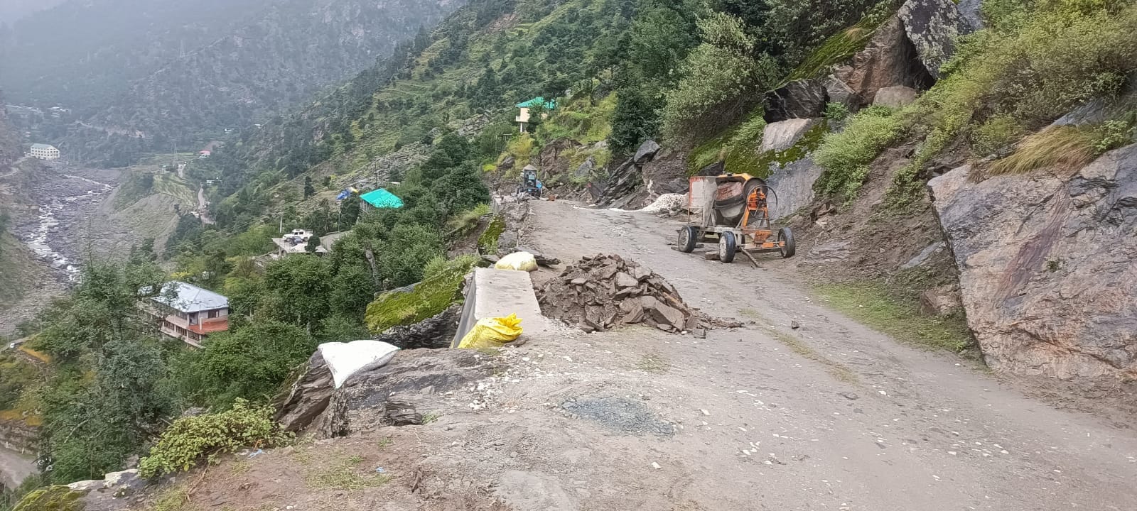 निर्माणाधीन ब्रूआ सड़क। संवाद