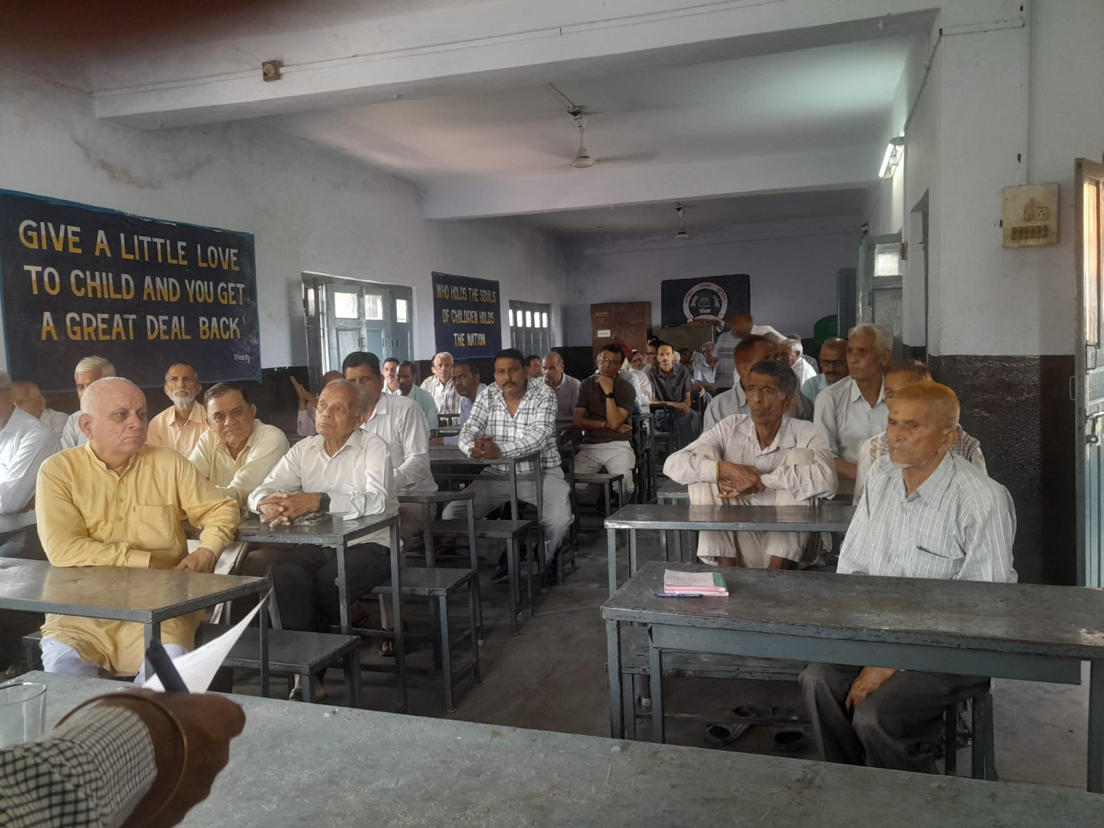 नूरपुर में हिप्र गवर्नमेंट पेंशनर्स एसोसिएशन की बैठक में हिस्सा लेते हुए पेंशनर (एसोसिएशन)