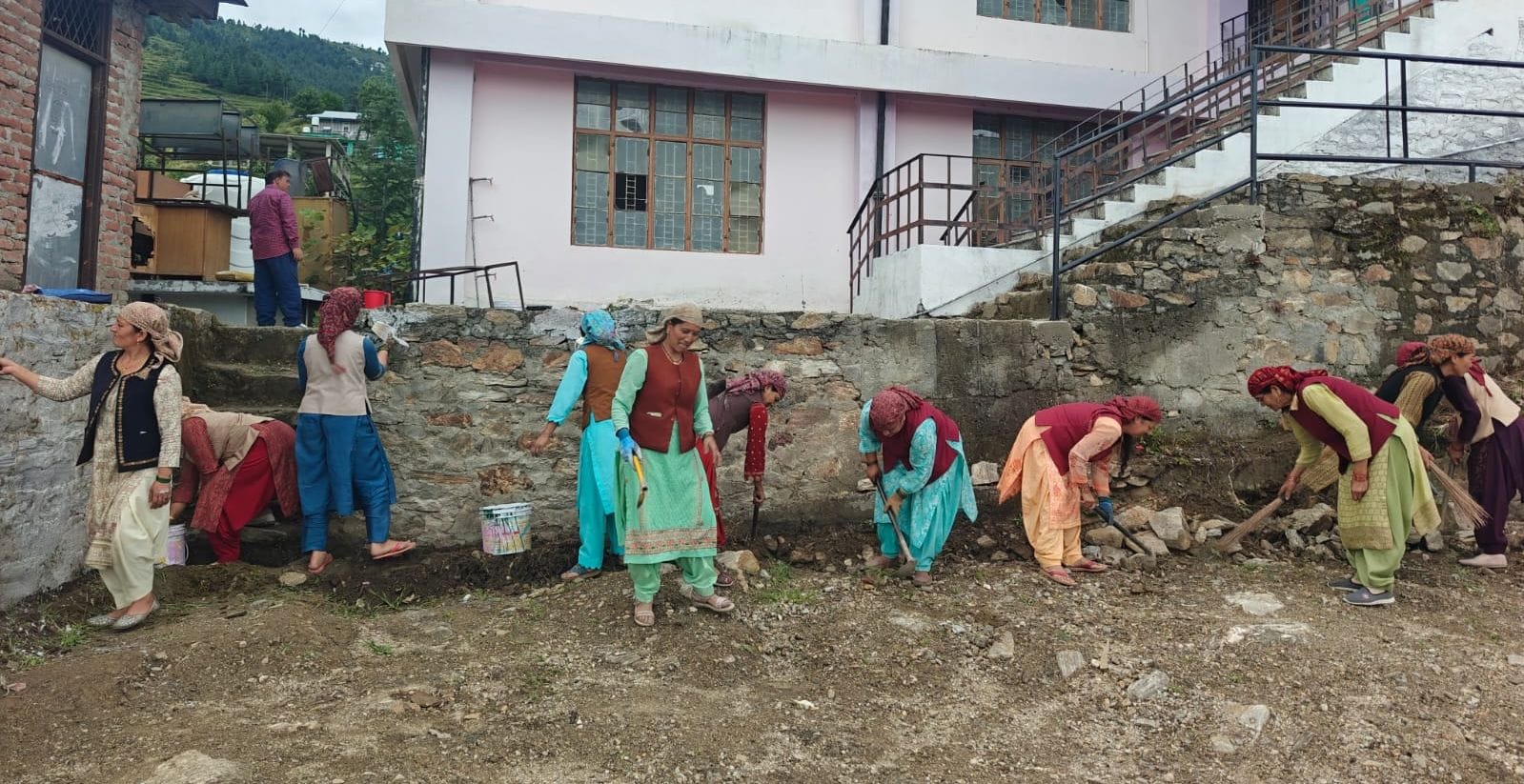 नित्थर स्कूल में महिला मंडल झल्ली ने चलाया सफाई अभियान। संवाद
