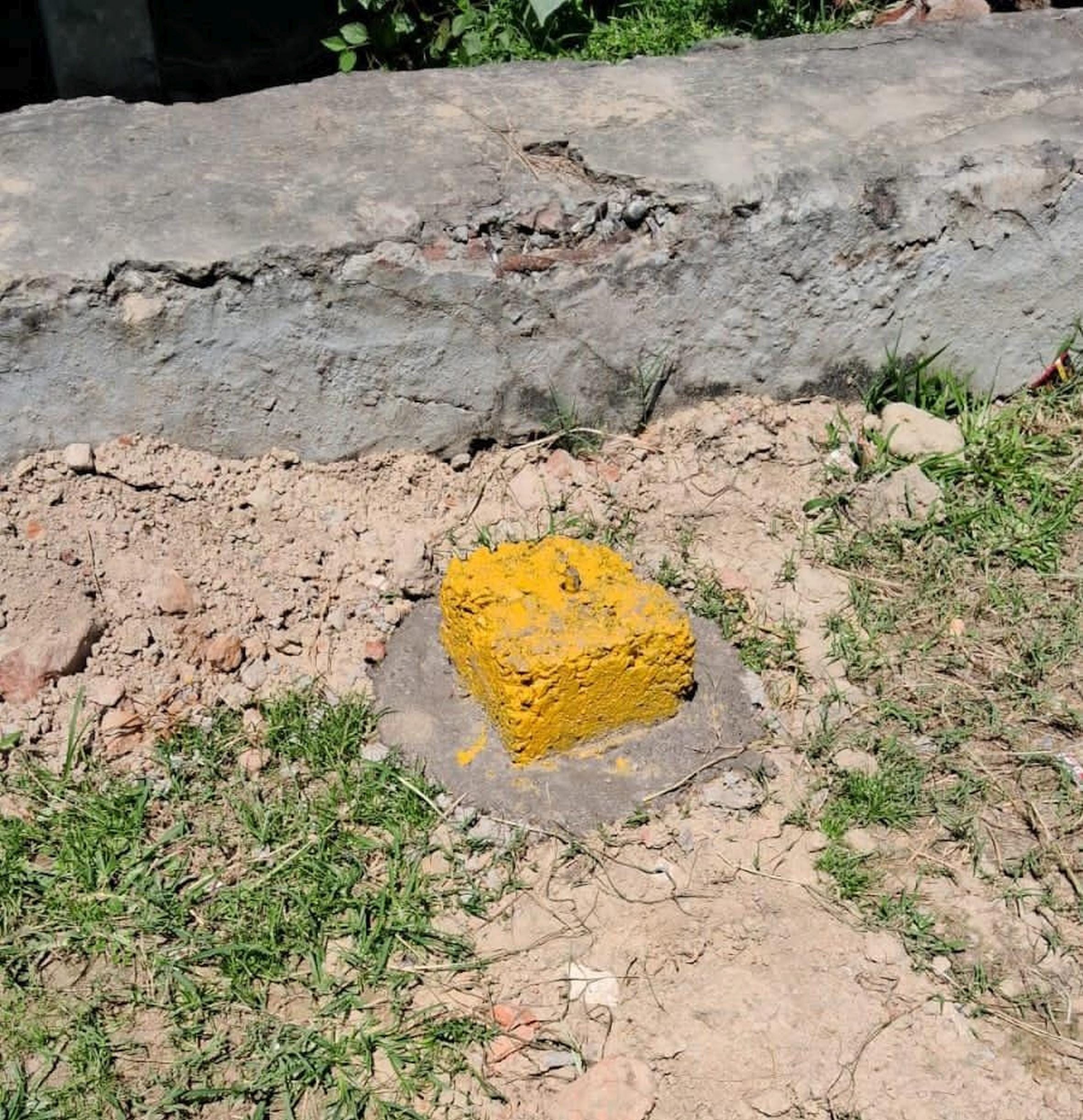 रूपईडीहा में बस स्टैंड के पास डीपीआर के दरमियान गाड़ा गया पत्थर। -संवाद